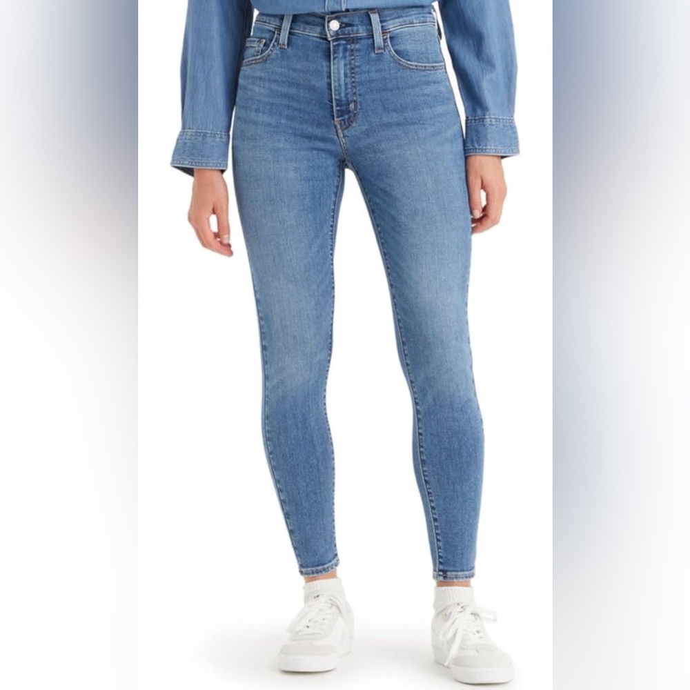 Levi’s Women’s Excellent Condition Jeans. 720 High Rise Super Skinny. Size 28